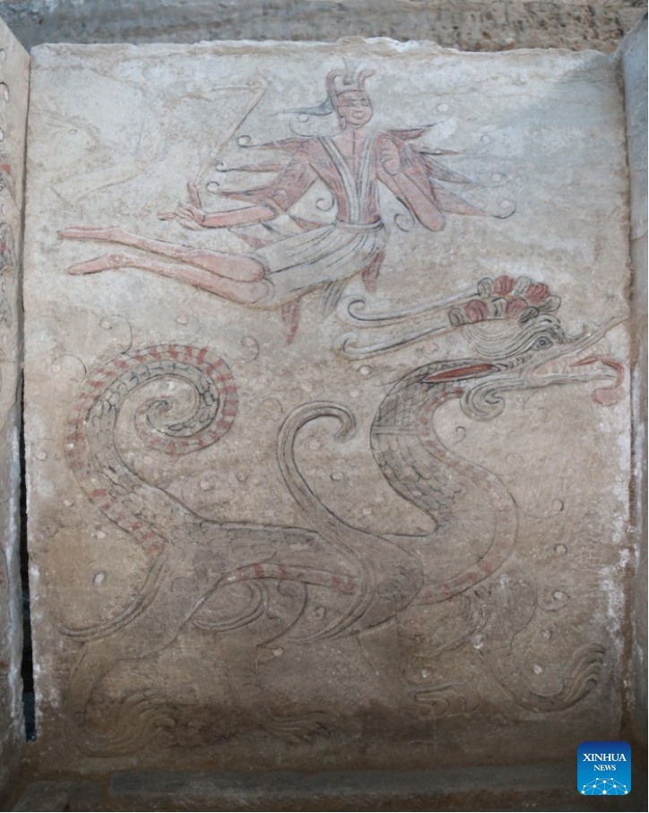 Hình chạm khắc ở phần mộ bên ngoài được khai quật ở thành phố Đại Đồng, tỉnh Sơn Tây, phía bắc Trung Quốc. Ảnh: Tân Hoa xã