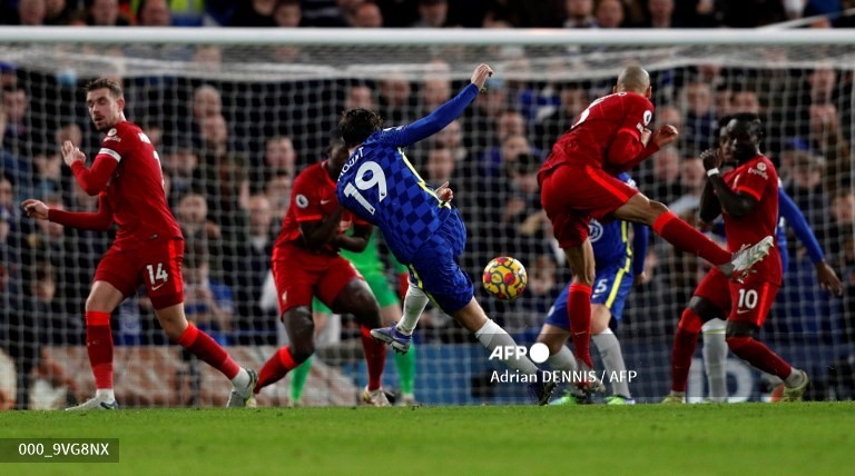 Sau khi nhận 2 bàn thua, Chelsea dồn lên tấn công mạnh mẽ. Thành quả dành cho đội chủ nhà là 2 bàn gỡ ngay cuối hiệp 1 và đẹp mắt không kém. Mateo Kovacic với pha dứt điểm từ ngoài vòng cấm ở phút 42 và Christian Pulisic lập công ở phút 45+1. Chelsea thậm chí còn một cơ hội khác của Mason Mount ở phút bù giờ thứ 3 nhưng thiếu một chút may mắn.