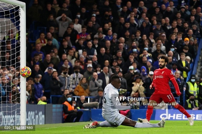 Đá sân khách nhưng chỉ sau 26 phút thi đấu, Liverpool đã dẫn 2 bàn. Sadio Mane tận dụng sai lầm của hàng phòng ngự Chelsea để mở tỉ số phút thứ 9 và Mohamed Salah thể hiện phong độ và trình độ siêu việt trong tình huống ghi bàn thứ hai ở phút 26.