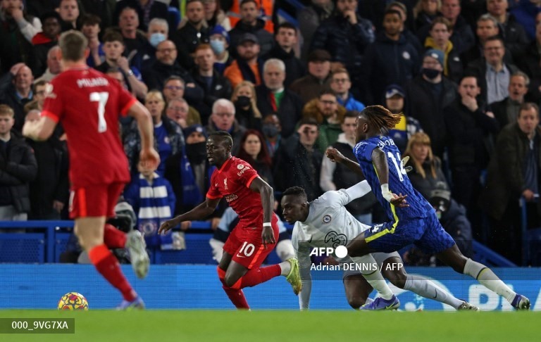 Đá sân khách nhưng chỉ sau 26 phút thi đấu, Liverpool đã dẫn 2 bàn. Sadio Mane tận dụng sai lầm của hàng phòng ngự Chelsea để mở tỉ số phút thứ 9 và Mohamed Salah thể hiện phong độ và trình độ siêu việt trong tình huống ghi bàn thứ hai ở phút 26.