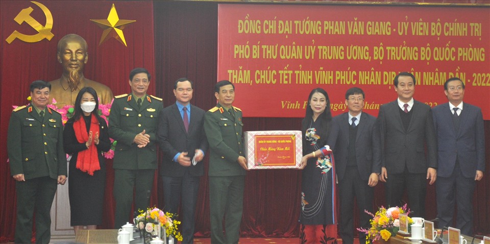 Đại tướng Phan Văn Giang tặng quà cho tỉnh Vĩnh Phúc. Ảnh: Bảo Hân