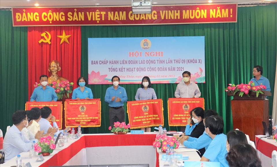 Ông Trần Hoàng Vũ, Chủ tịch LĐLĐ tỉnh Đồng Tháp - tặng cờ thi đua của Liên đoàn Lao động tỉnh cho các tập thể.