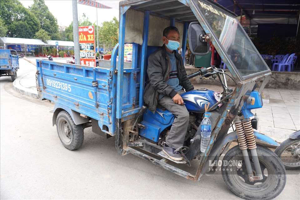 Ông Vũ Viết Nghĩa (59 tuổi, trú tại phường Trường Thi, TP.Thanh Hóa) cho biết, đã nhiều năm nay, cứ vào độ cận Tết Nguyên đán, ông lại mang chiếc xe ba gác ra các chợ hoa Tết để chở thuê cây cảnh cho người dân.