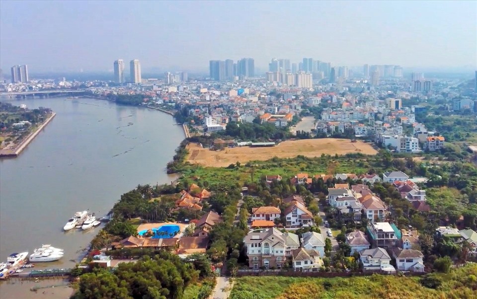 Việc lấn chiếm dọc sông Sài Gon để làm dự án nhà ở, dịch vụ buôn bán đang diễn ra phổ biến. Trong ảnh là một khúc sông Sài Gòn phía Thành phó Thủ Đức bị một khu biệt thự chiếm làm “của riêng”, tạo “view” sông cho riêng mình.
