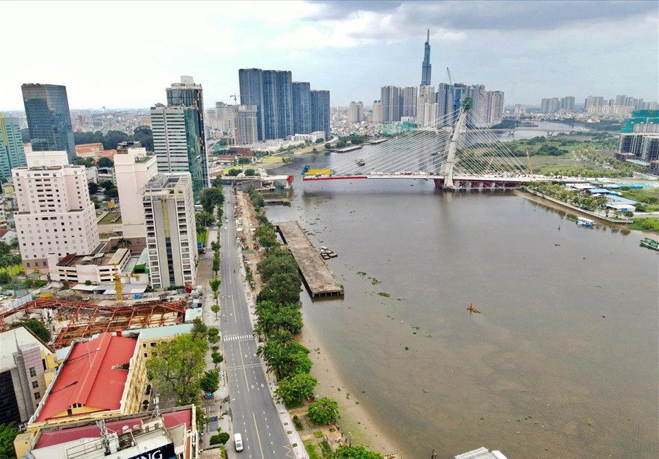 Sông Sài Gòn đoạn qua TPHCM có chiều dài 80 km, chảy qua khu trung tâm TP và được xem là tài sản quý giá về đô thị sông nước ở Sài Gòn. Trong ảnh là đoạn chảy qua trung tâm TP, với một bên là bến Bạch Đằng và một bên là khu đô thị Thủ Thiêm.
