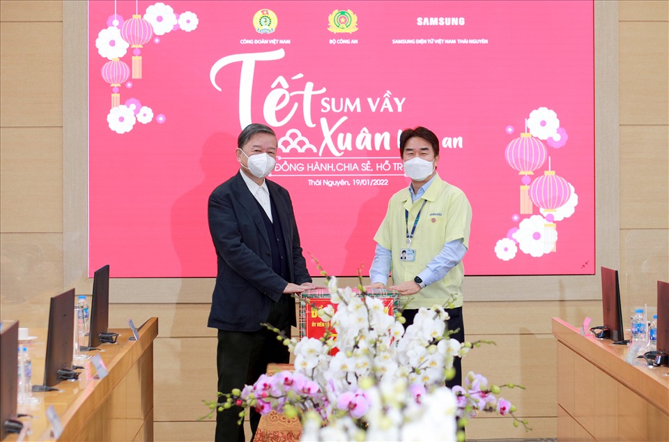 Mr. Lee Byeong Kuk nhận quà từ Bộ trưởng.