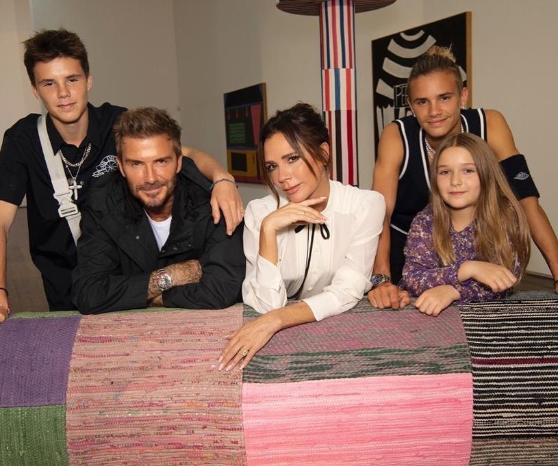 Romeo Beckham (bên phải trên cùng) và gia đình quyền lực của showbiz Anh quốc. Ảnh: Xinhua