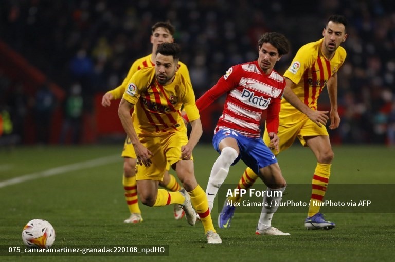 Barca từng thiếu nhiều trụ cột nhưng vẫn phải “cắn răng” thi đấu vì quy định của La Liga. Ảnh: AFP