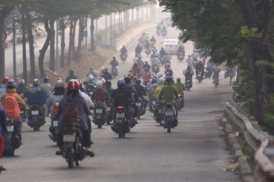 Những ngày cuối năm, lượng phương tiện lưu thông trên các tuyến đường tại TPHCM tăng đột biến. Dù đã quá 12h trưa nhưng đường Nguyễn Văn Linh (Quận 7) vẫn tấp nập xe cộ di chuyển.