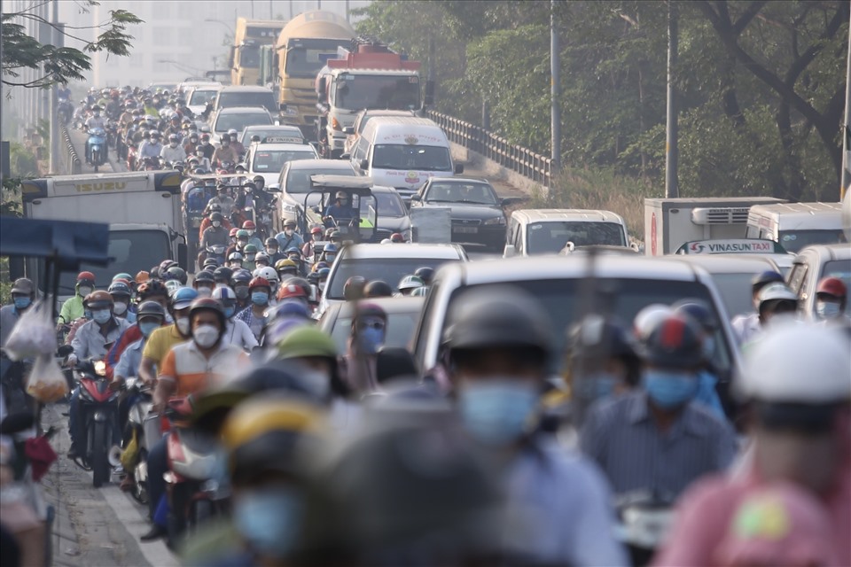 Tại giao lộ Nguyễn Hữu Thọ - Nguyễn Văn Linh (Quận 7) còn xảy ra tình trạng ùn tắc kéo dài.