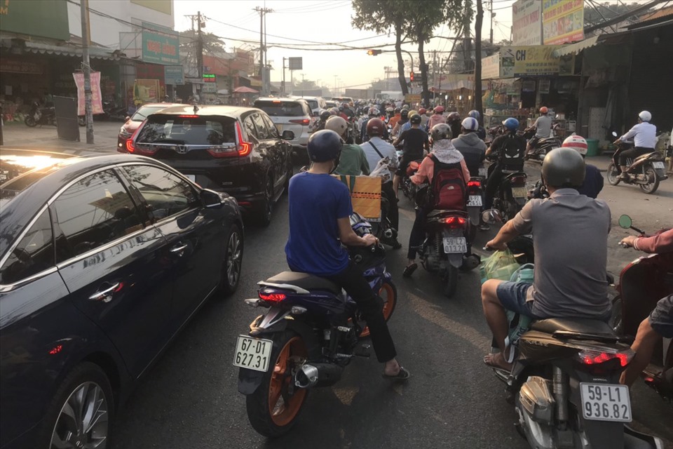 Hàng trăm phương tiện dừng chờ đèn đỏ giữa trưa ở đường Phạm Hùng (huyện Bình Chánh).