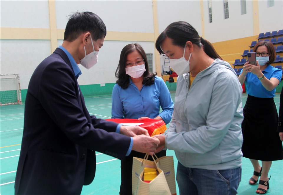 Ông Trần Văn Thuật, Phó Chủ tịch Tổng Liên đoàn Lao động Việt Nam trao quà cho người lao động khó khăn ở tỉnh Đắk Nông. Ảnh: Bảo Lâm