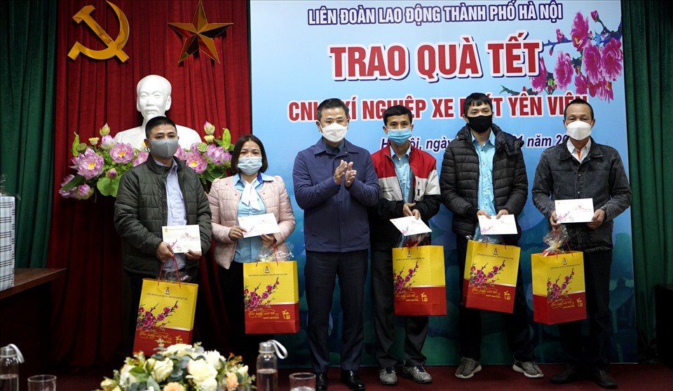Công nhân lao động Xí nghiệp xe buýt Yên Viên nhận quà  hỗ trợ dịp Tết của Liên đoàn Lao động Thành phố Hà Nội. Ảnh: Ngọc Ánh