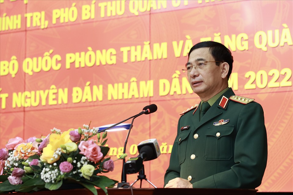 Đại tướng Phan Văn Giang, Ủy viên Bộ Chính trị, Phó bí thư Quân ủy Trung ương, Bộ trưởng Bộ Quốc phòng phát biểu tại buổi trao quà. Ảnh: Hải Nguyễn