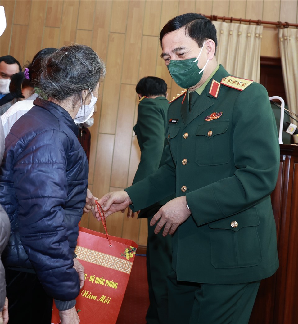 Đại tướng Phan Văn Giang, Bộ trưởng Bộ Quốc phòng trao quà cho người dân có hoàn cảnh khó khăn. Ảnh: Hải Nguyễn