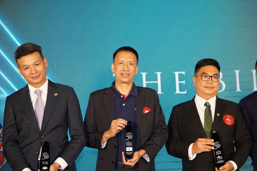 Phó Tổng giám đốc Vietjet Nguyễn Thanh Sơn (đứng giữa) nhận giải thưởng