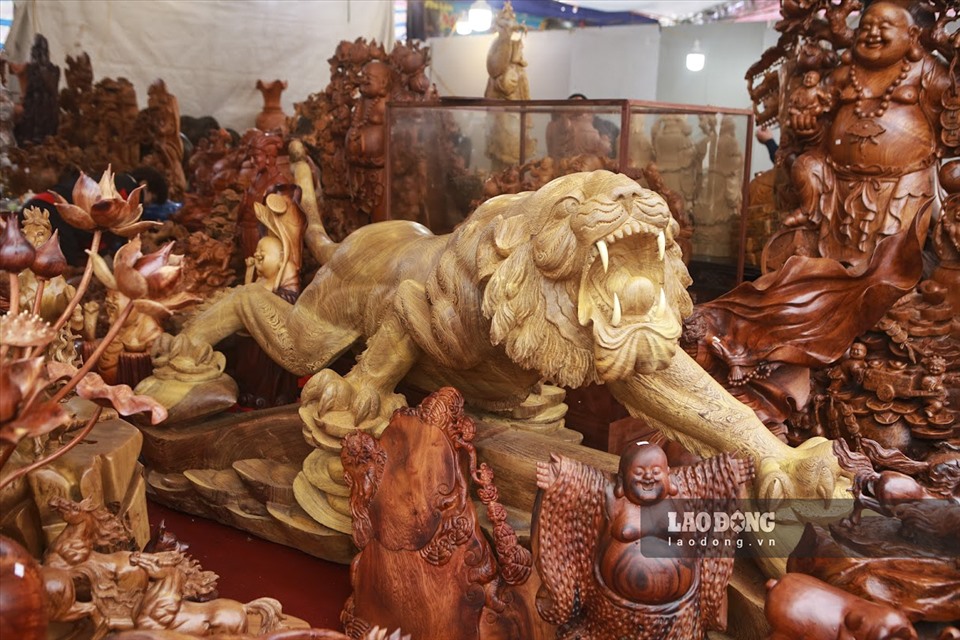 Thời gian này, tại khu vực nút giao đường Lê Quang Đạo – Lê Đức Thọ (quận Nam Từ Liêm) nhiều cửa hàng bán đồ gỗ thủ công mỹ nghệ đẩy mạnh kinh doanh mặt hàng tượng gỗ “Ông 30” do được nhiều khách hàng hỏi mua.