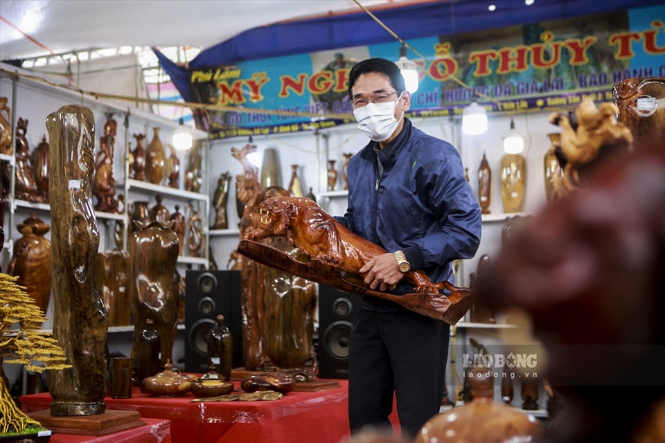 Ông Nguyễn Văn Thịnh, chủ cửa hàng đồ gỗ phong thủy Tùng Việt vừa bán một tượng hổ bằng gỗ chắc đỏ đen với giá 2 triệu đồng chia sẻ, nhiều người lựa chọn tượng “Ông 30” vì yếu tố phong thủy.
