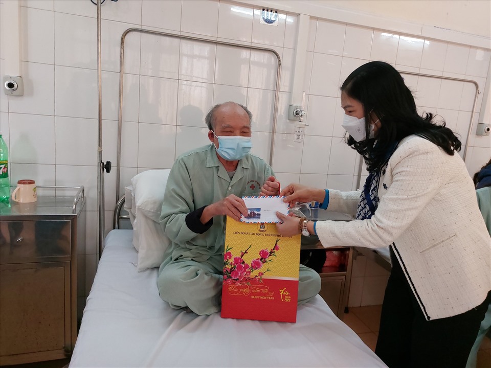 Lãnh đạo Liên đoàn Lao động Thành phố Hà Nội trao quà Tết Nguyên đán Nhâm Dần cho bệnh nhân đang điều trị tại bệnh viện. Ảnh: Ngọc Ánh
