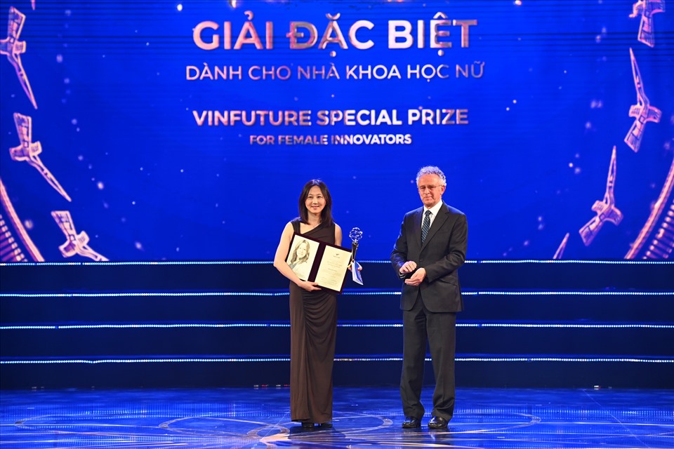 GS Zhenan Bao nhận giải đặc biệt dành cho nhà khoa học nữ.