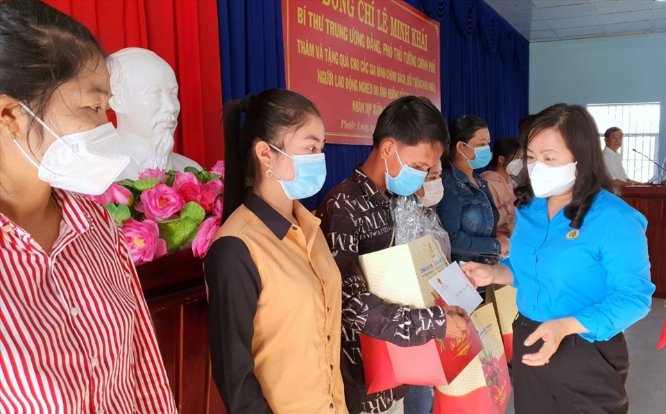Phó Chủ tịch Tổng LĐLĐ Việt Nam Thái Thu Xương trao quà cho gia đình công nhân gặp khó khăn do ảnh hưởng COVID-19 tại tỉnh Bạc Liêu. Ảnh: Nhật Hồ