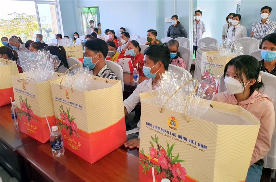Quà của Tổng LĐLĐ Việt Nam đến tay gia đình lao động gặp khó khăn do ảnh hưởng dịch bệnh COVID-19 tại xã Vĩnh Phú Tây, huyện Phước Long, tỉnh Bạc Liêu. Ảnh: Nhật Hồ
