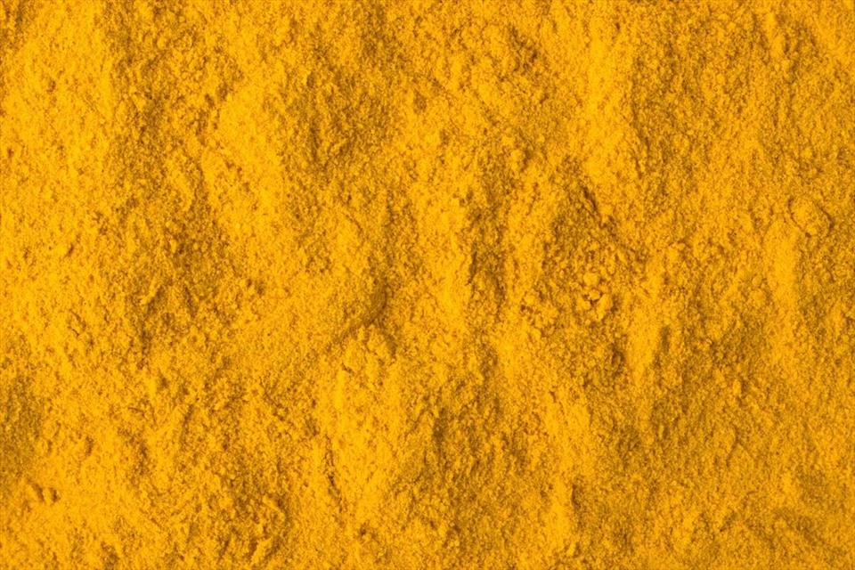 Nghệ: Nghệ là một nguồn tự nhiên rất giàu curcumin, một chất chống oxy hóa có thể giúp ngăn chặn các chất béo tích tụ và gây tắc nghẽn động mạch. Hãy thử một ít cà ri vàng mỗi tuần để tăng cường sức khỏe tim mạch của bạn. Nguồn: The Healthy.