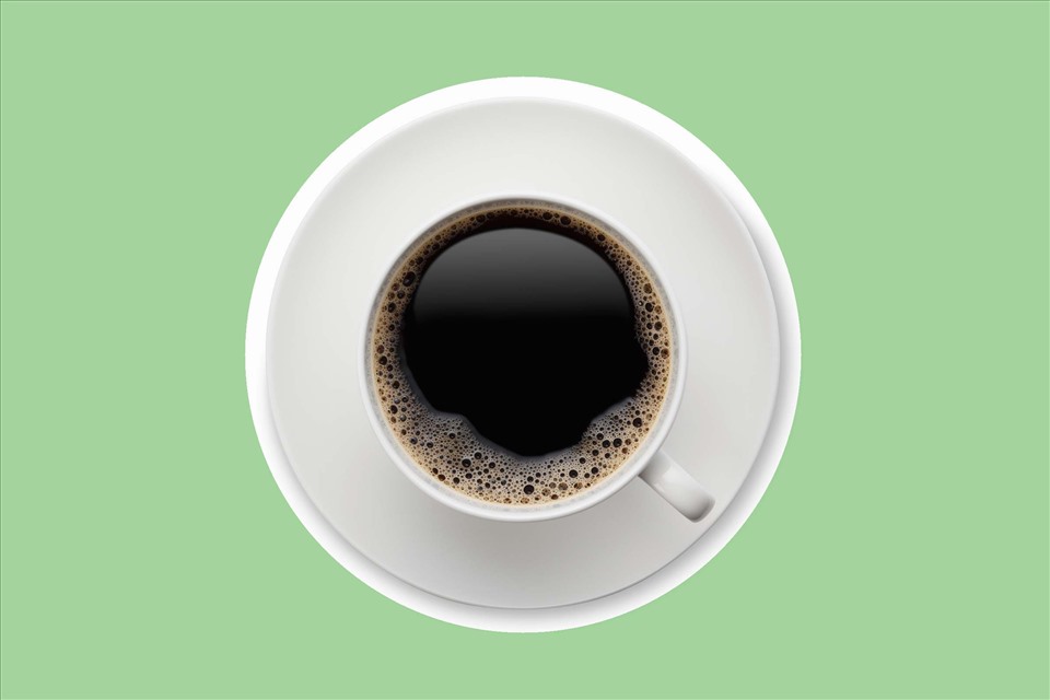 Cà phê: Một tách cà phê buổi sáng sẽ kích thích não bộ và ruột của bạn. Tuy nhiên, quá nhiều cà phê cũng có thể gây tiêu chảy. Vì vậy, hãy chú ý đến lượng bạn uống. Nguồn: The Healthy.
