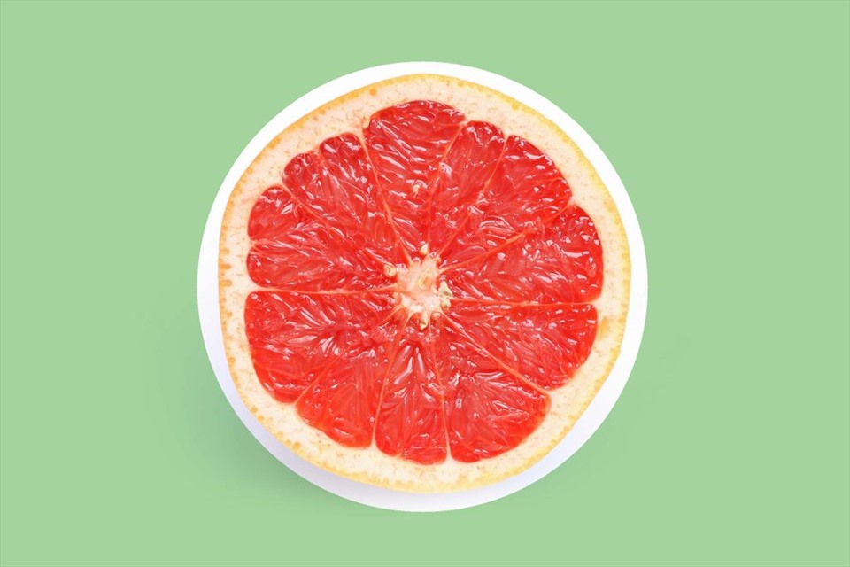 Cam, quýt, bưởi: Các loại trái cây mọng nước như cam, bưởi, quýt và chanh có hàm lượng nước cao, giúp làm mềm phân và giảm đầy hơi. Ngoài ra, chúng còn chứa một lượng lớn pectin giúp kích thích ruột. Nguồn: The Healthy.