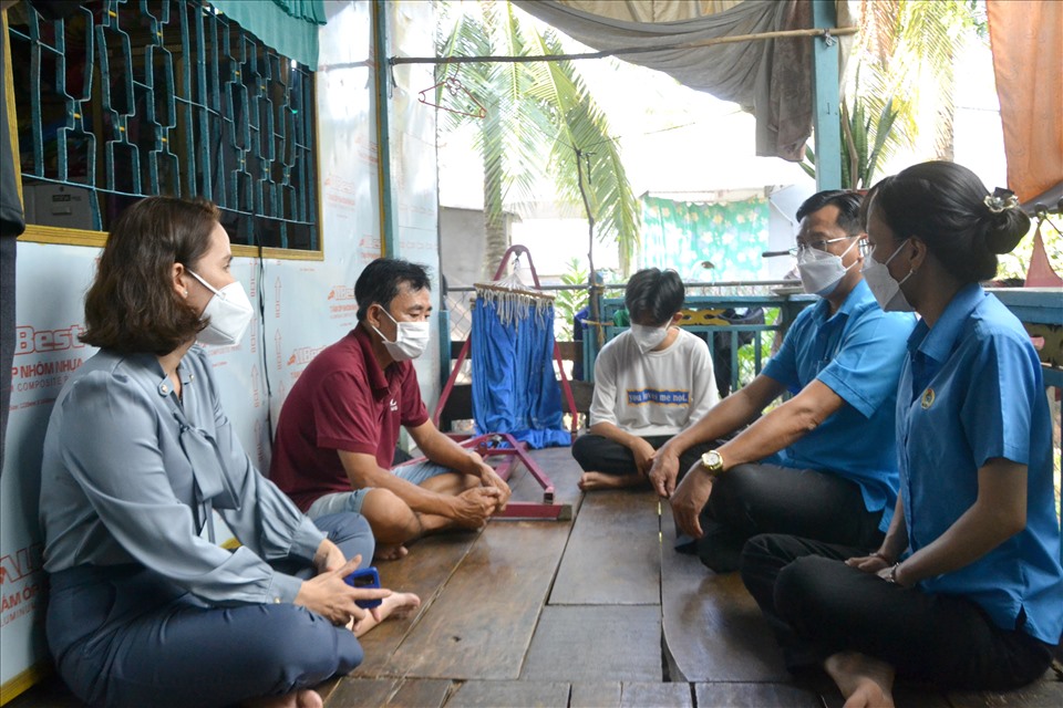 Đoàn công tác LĐLĐ tỉnh An Giang cùng lãnh đạo địa phương đến tận nhà thăm hỏi, động viên, gia đình em Hồ Quốc Kiệt. Ảnh: LT