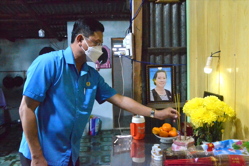 Phó Chủ tịch LĐLĐ tỉnh An Giang Nguyễn Nhật Tiến dâng hương lên bàn thờ nữ công nhân tử vong do dịch COVID-19. Ảnh: LT