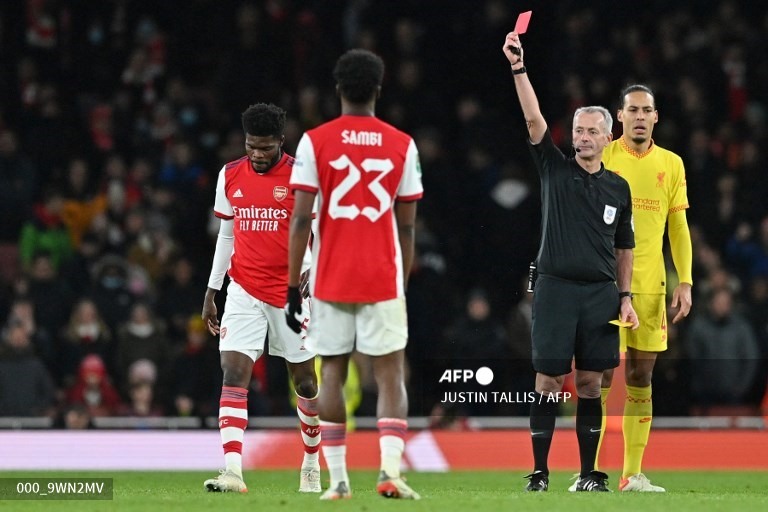Sự thất vọng chưa dừng lại với Arsenal, Thomas Partey - cầu thủ vừa sớm kết thúc nhiệm vụ tại giải vô địch Châu Phi với đội tuyển Ghana, nhận liên tiếp 2 thẻ vàng trong 3 phút cuối trận và phải rời sân phút 90.
