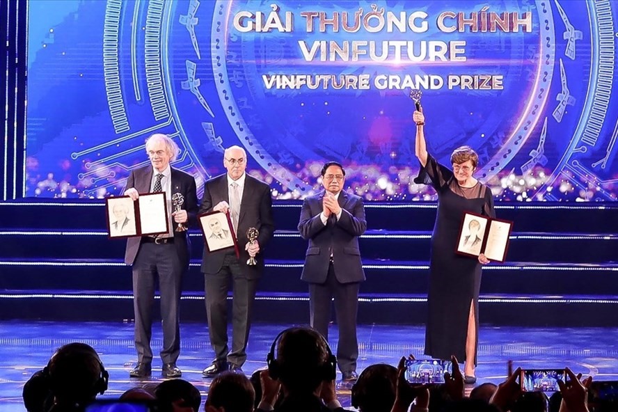 Thủ tướng Chính phủ Phạm Minh Chính trao Giải thưởng chính VinFuture cho các nhà khoa học. Ảnh: Đình Trường