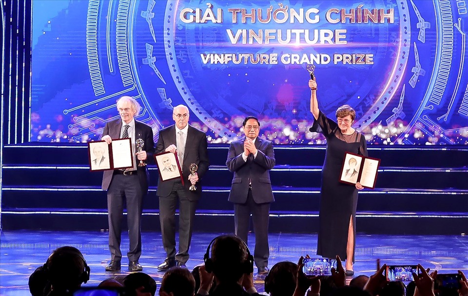 Thủ tướng Chính phủ Phạm Minh Chính trao giải thưởng chính VinFuture cho 3 nhà khoa học. Ảnh: BTC.