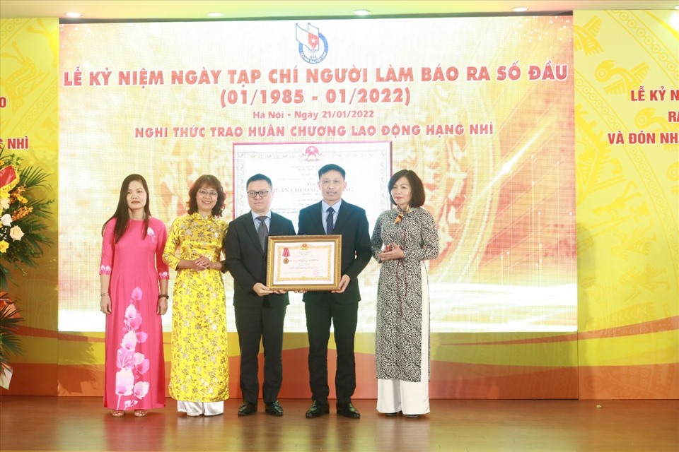 Ông Lê Quốc Minh trao Huân chương Lao động Hạng Nhì cho tập thể cán bộ, phóng viên Tạp chí Người Làm Báo.
