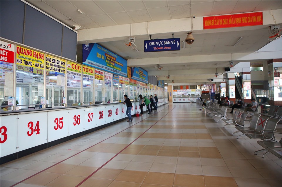 Ghi nhận của Lao Động trong sáng 21.1, lượng khách tại Bến xe Miền Đông rất ít. Trong đó, đa số hành khách là mua vé đi trong ngày chứ không đặt vé vào dịp Tết.