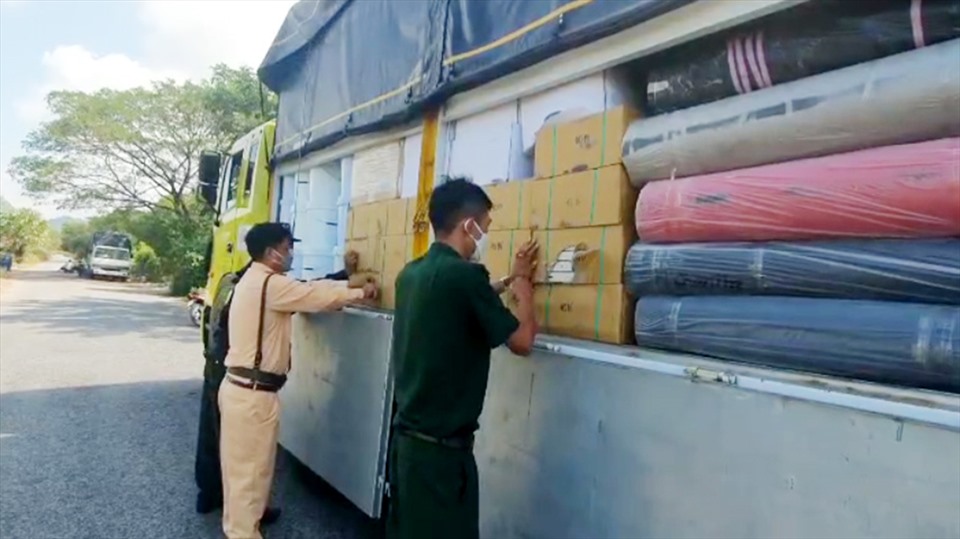 Lực lượng chống buôn lậu tỉnh An Giang phát  hiện, bắt giữ xe tải chở hàng hóa không rõ nguồn gốc. Ảnh: VT