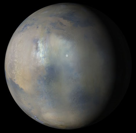 Cơn bão bụi che khuất vị trí của tàu thám hiểm sao Hỏa Perseverance và trực thăng sao Hỏa Ingenuity (vòng tròn màu trắng). Ảnh: NASA