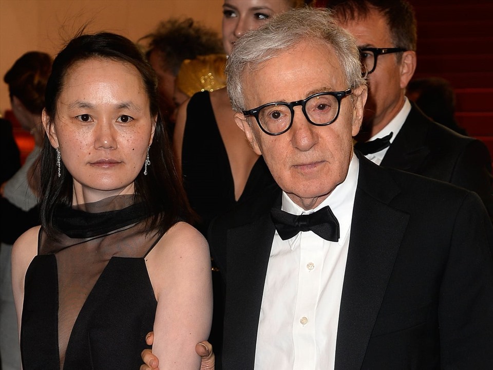 Woody Allen bị lên án vì bị con gái tố tấn công tình dục, cưới con nuôi kém 36 tuổi. Ảnh: AFP