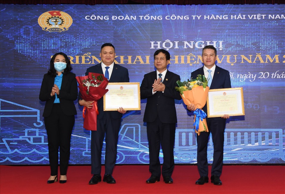 Đại diện lãnh đạo Tổng LĐLĐVN trao bằng khen cho tập thể cá nhân thuộc Công đoàn Hàng hải Việt Nam. Ảnh: CĐHH