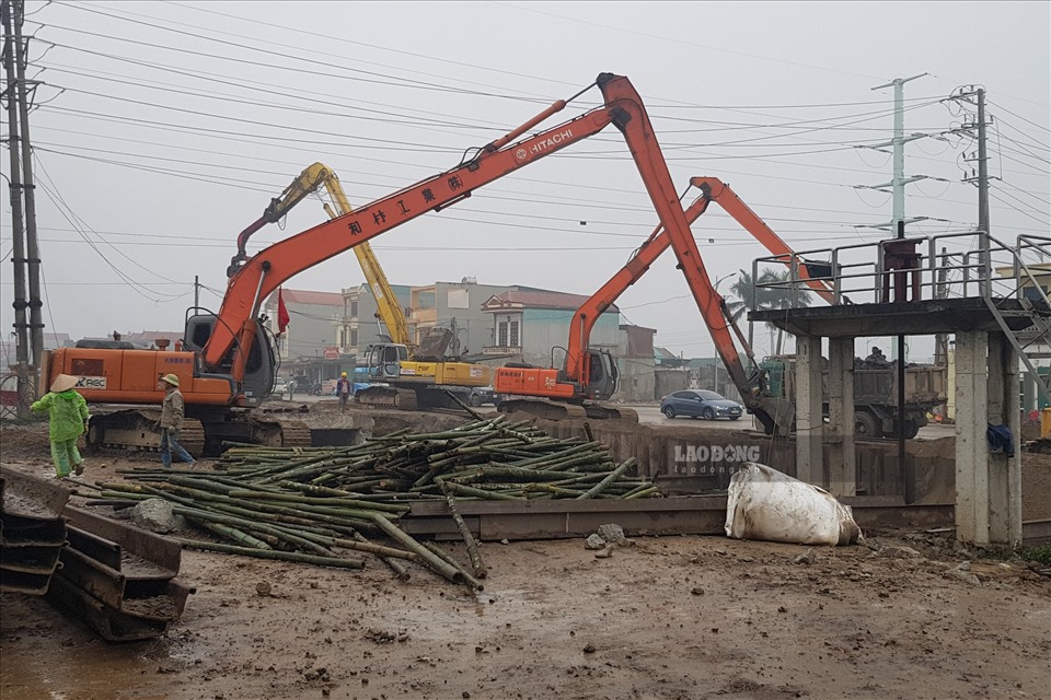 Cũng theo ông Ngọc, dự án được khởi công xây dựng là một trong những hành động quyết liệt của tỉnh Ninh Bình để cụ thể hóa Nghị quyết Đại hội Đảng bộ tỉnh lần thứ XXII và Nghị quyết số 10 của Ban Chấp hành Đảng bộ tỉnh Ninh Bình về xây dựng kết cấu hạ tầng đồng bộ, xây dựng đô thị văn minh hiện đại giai đoạn 2021 - 2025 tầm nhìn đến năm 2030, với mục tiêu kết nối vùng và liên vùng, mở ra không gian, dư địa mới, tạo động lực thúc đẩy thu hút đầu tư, phát triển kinh tế - xã hội cho tỉnh Ninh Bình cả về trước mắt và chiến lược lâu dài. Ảnh: NT