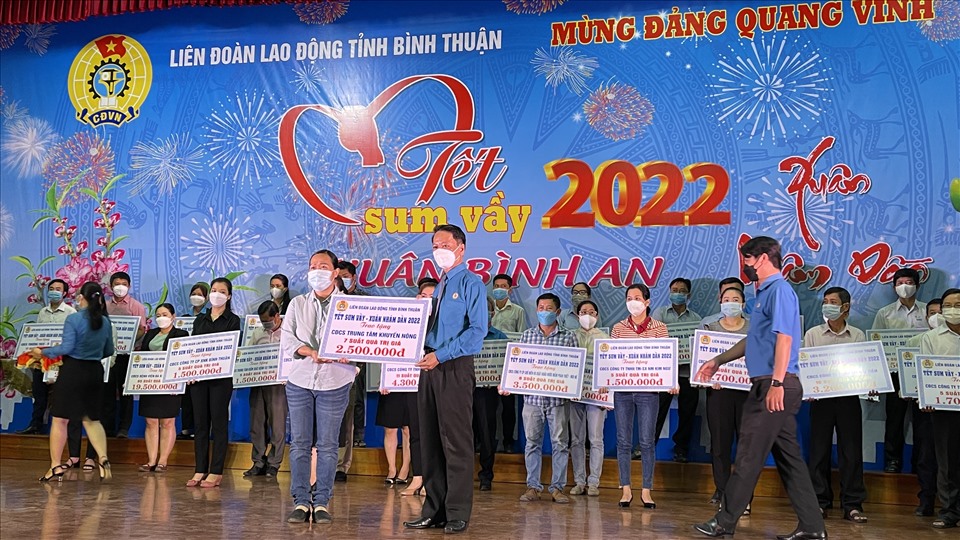 LĐLĐ tỉnh Bình Thuận đã trao trực tiếp gần 2.000 suất quà cho đại diện 68 CĐCS