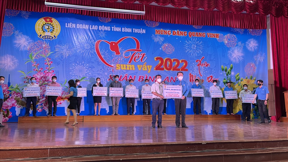 Ông Nguyễn Xuân Phối, Chủ tịch LĐLĐ tỉnh Bình Thuận trao bảng tượng trưng cho các CĐCS. Ảnh: DT