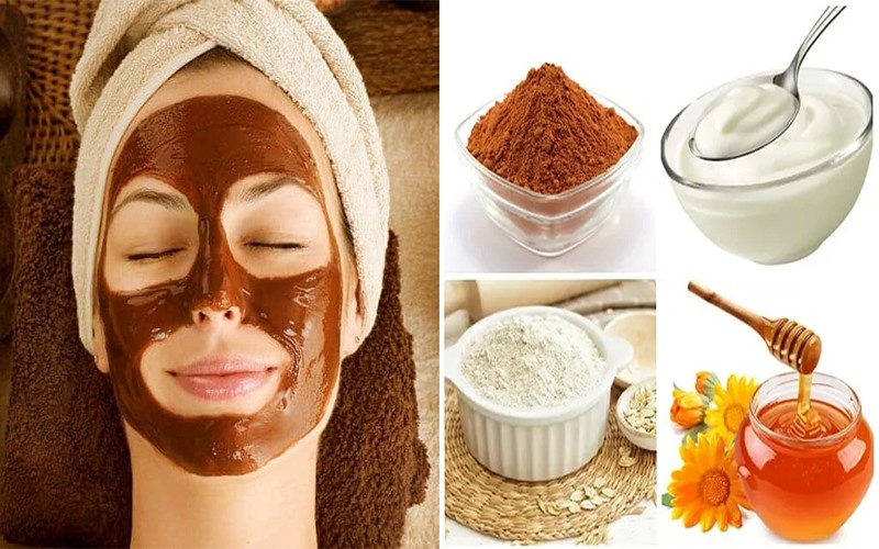 Mặt nạ sữa chua, bột cacao và mật ong: Trộn 2 thìa sữa chua với 1 thìa bột ca cao và mật ong. Trộn các nguyên liệu với nhau để tạo thành hỗn hợp nhuyễn. Đắp lên mặt và để trong 20-25 phút. Sau đó rửa sạch bằng nước ấm.