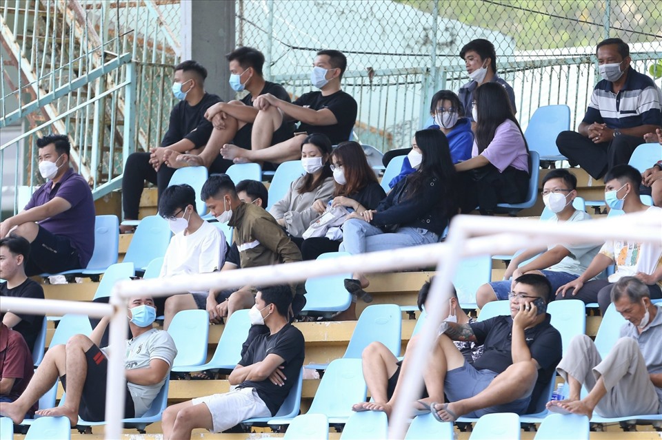 Chiều 21.1, câu lạc bộ Long An có trận giao hữu với Bình Định trên sân nhà. Trận đấu nhận được sự chú ý của khá nhiều khán giả trên sân Long An.