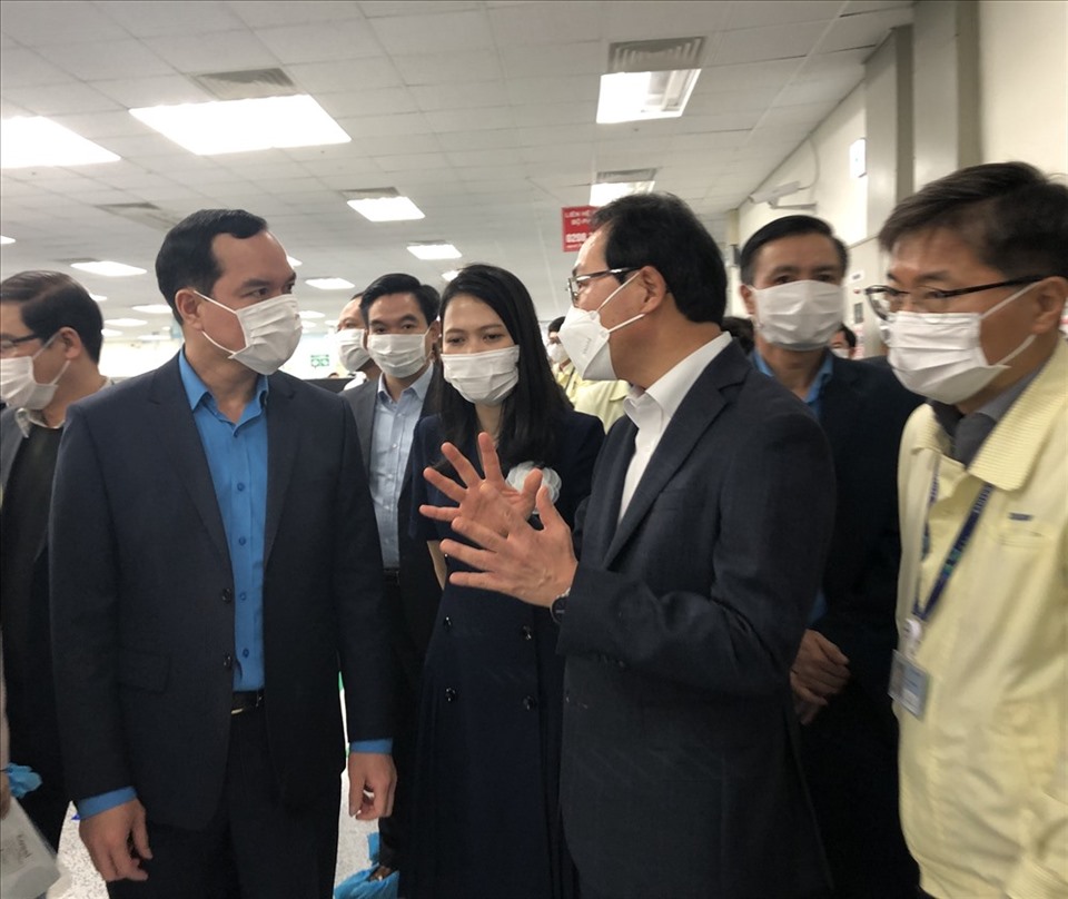 Đồng chí Nguyễn Đình Khang (ngoài cùng, bên trái) trao đổi với lãnh đạo Công Samsung Việt Nam về công tác phòng chống dịch COVID-19. Ảnh: Việt Lâm