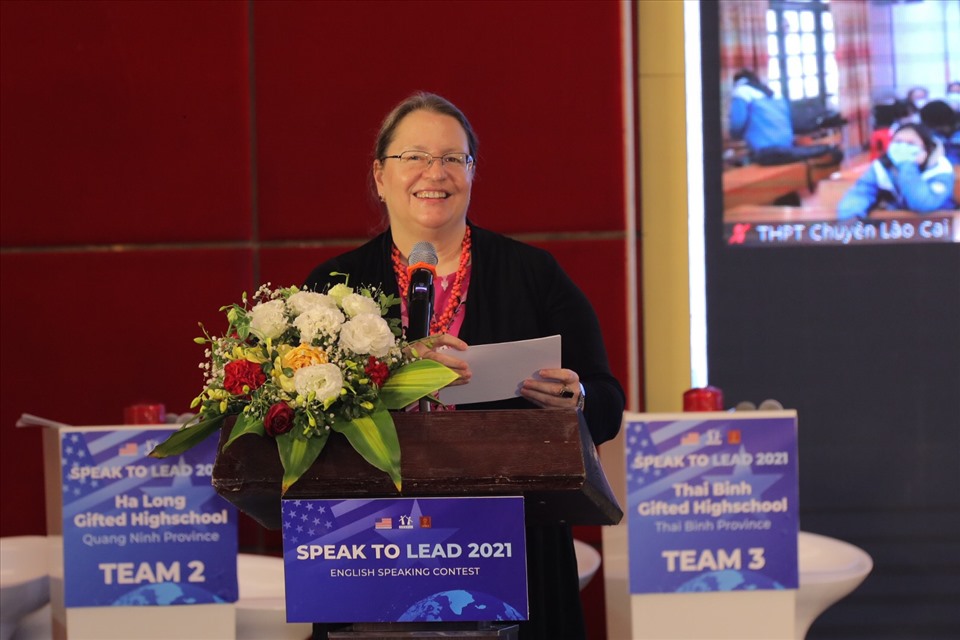 Đại biện lâm thời của Phái đoàn Ngoại giao Hoa Kỳ tại Việt Nam Marie Damour phát biểu khai mạc vòng chung kết cuộc thi hùng biện Tiếng Anh Speak to Lead.