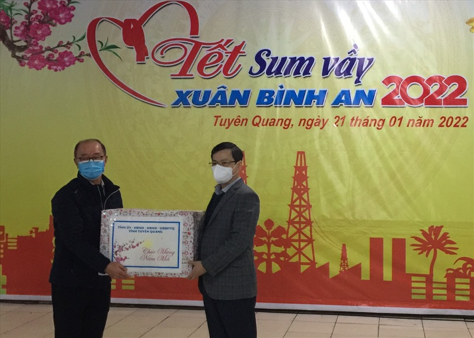 Ông Nguyễn Văn Sơn - Chủ tịch UBND tỉnh Tuyên Quang tặng quà cho Công ty Seshin VN2.