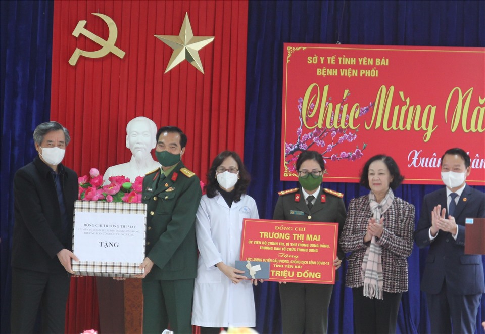 Trưởng Ban Tổ chức Trung ương trao quà cho các lực lượng tuyến đầu chống dịch trên địa bàn tỉnh Yên Bái.