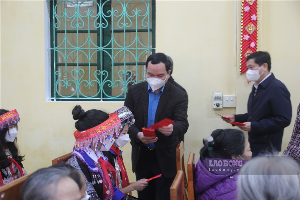 Chủ tịch Tổng LĐLĐVN Nguyễn Đình Khang trao quà tết đến các đối tượng tại Trung tâm công tác xã hội và Bảo trợ xã hội tỉnh Yên Bái.